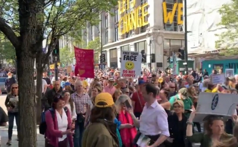 Londonā simtiem tūkstošu protestē pret lokdaunu un vakcīnu pasēm