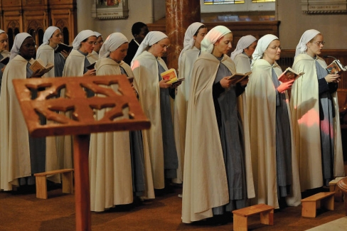 10 lietas, ko nekad nevajadzētu sacīt klostermāsai