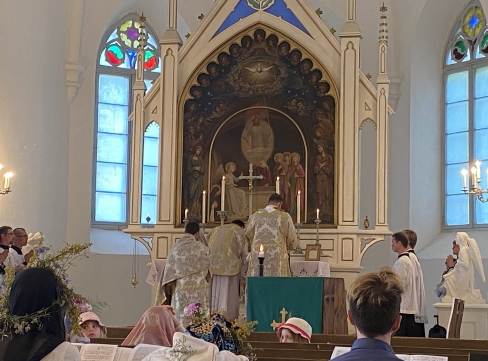 Tradicionālās Latīņu Mises kopienas svētceļojums uz Vastselīnas bīskapa pili